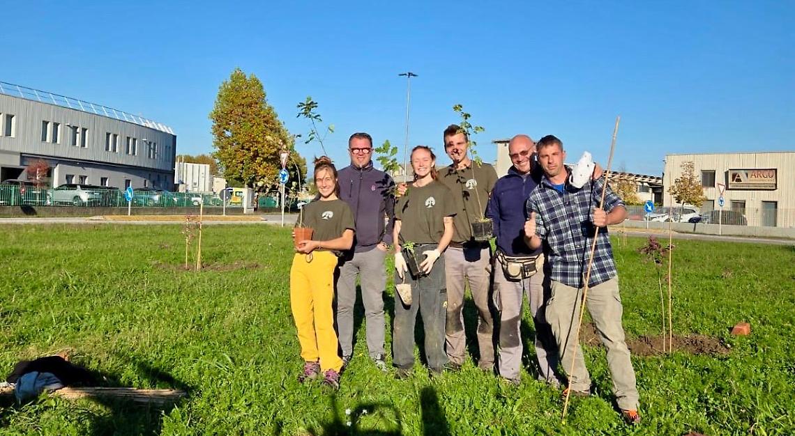 Villorba si veste di verde: 50 nuovi alberi piantati grazie a Mauro Naples e ai volontari