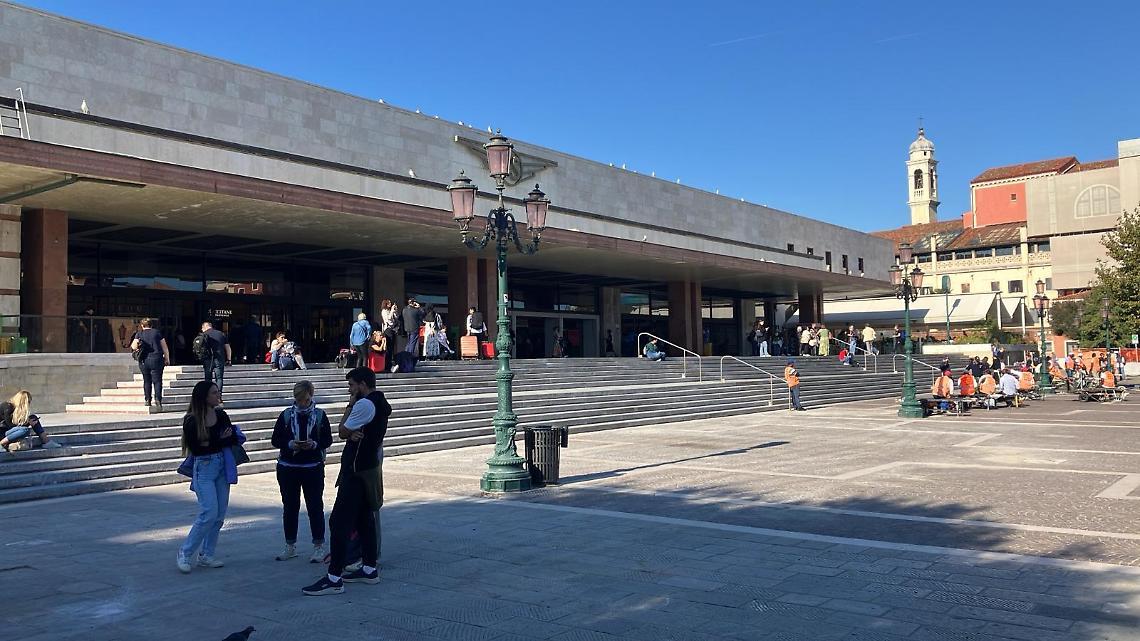 Venezia Santa Lucia: terminato il restauro della storica scalinata monumentale, tra memoria e sicurezza