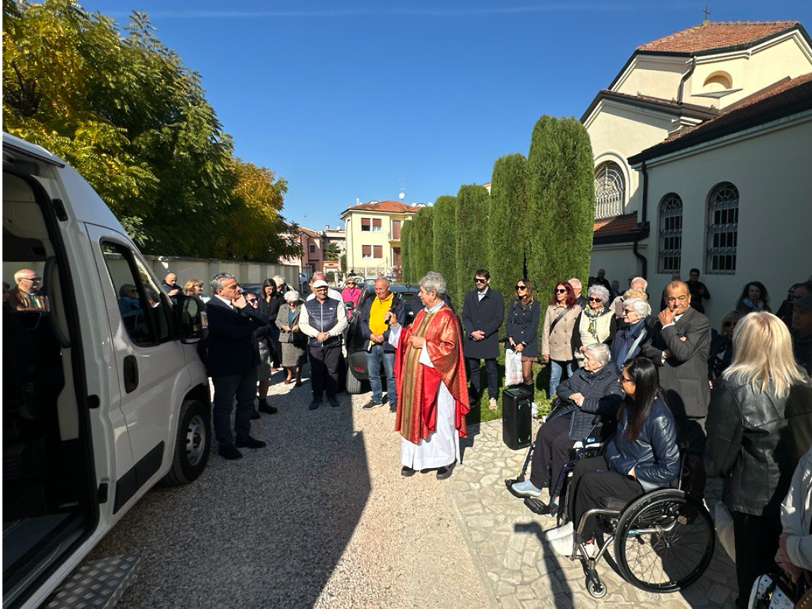Adria: inaugurazione pulmino