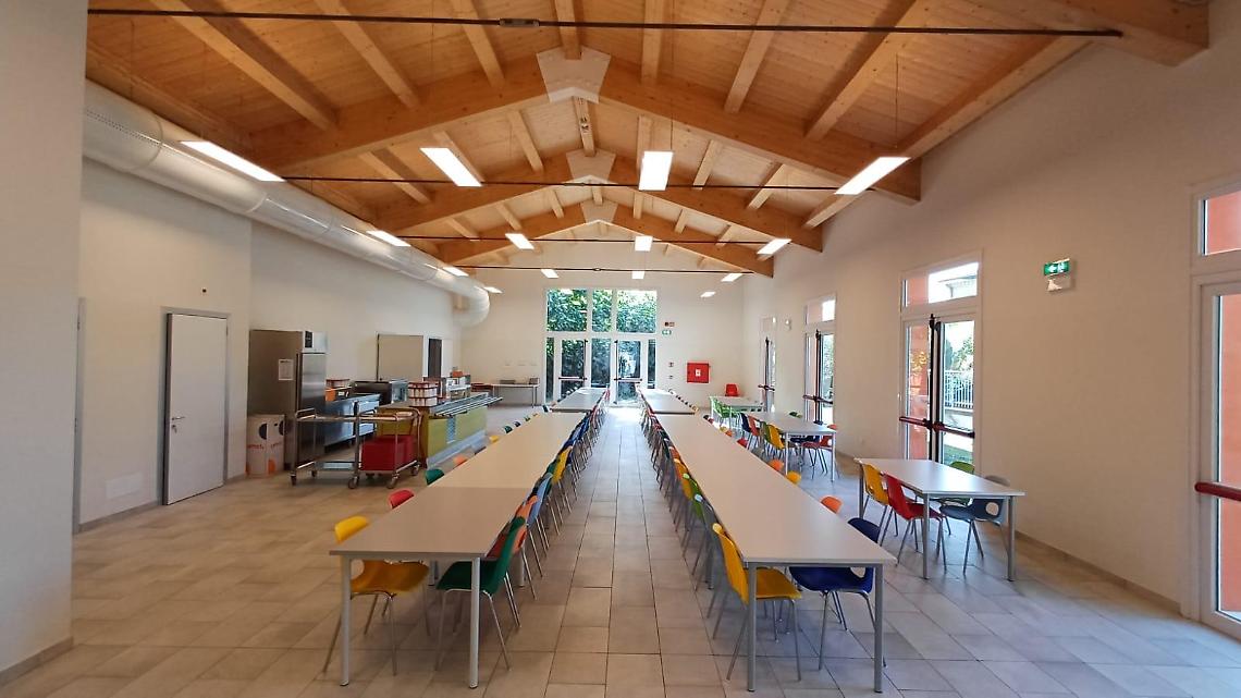 Foto della nuova mensa della scuola primaria “Francesco Petrarca”