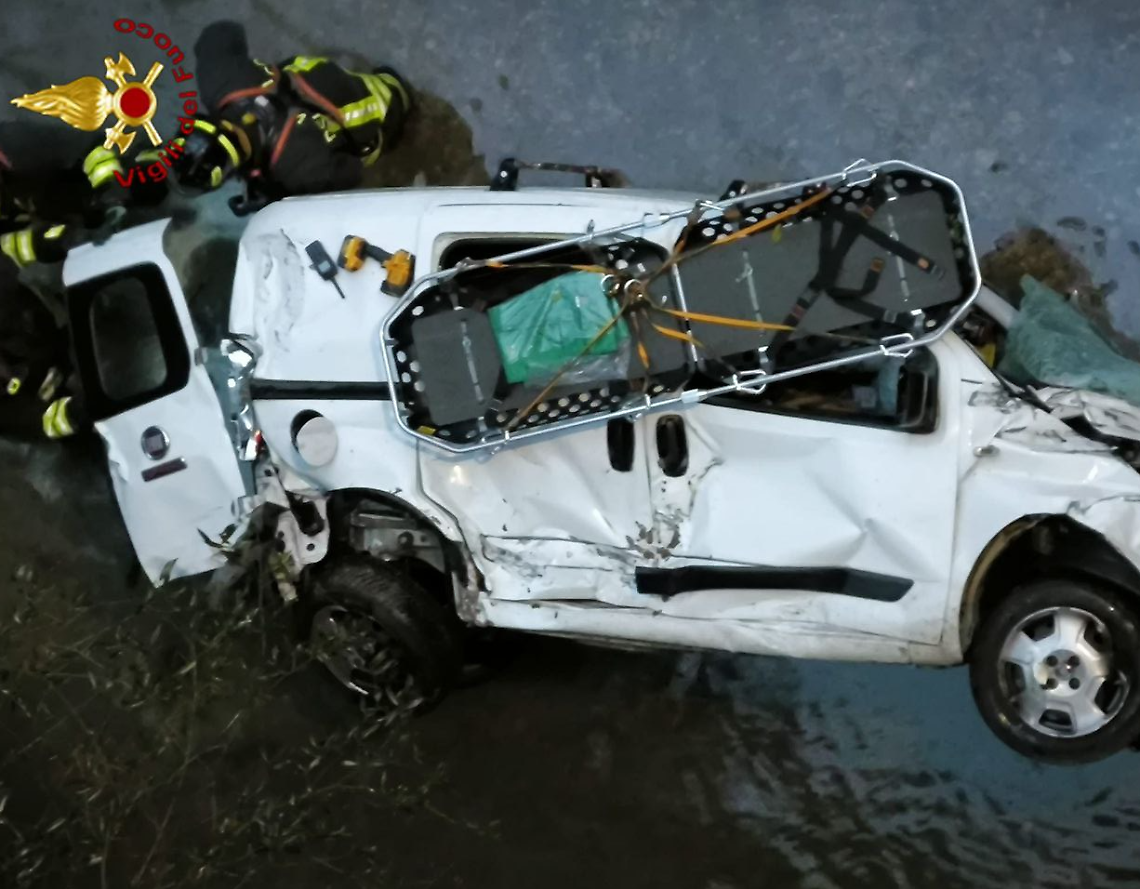 Recoaro, auto precipita dal ponte nel torrente Agno: morto il conducente