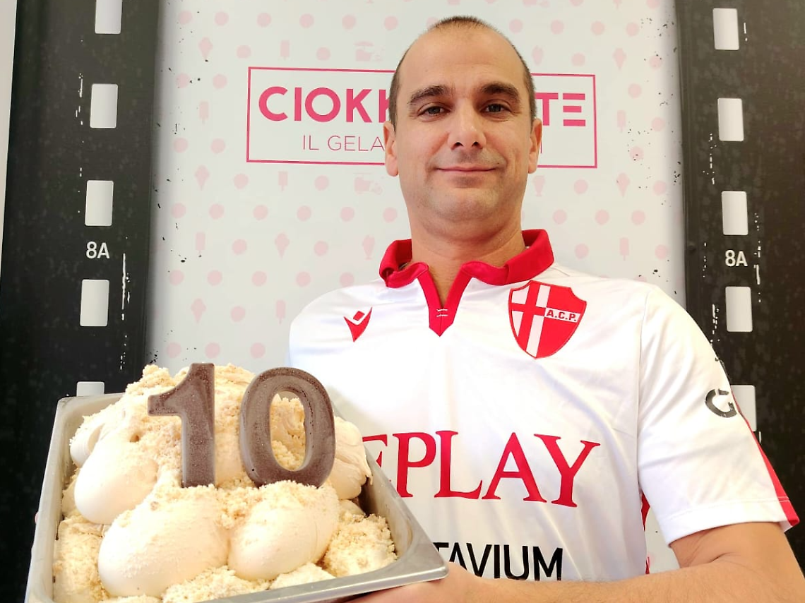 Guido Zandonà della Gelateria Ciokkolatte con il gelato del Papu