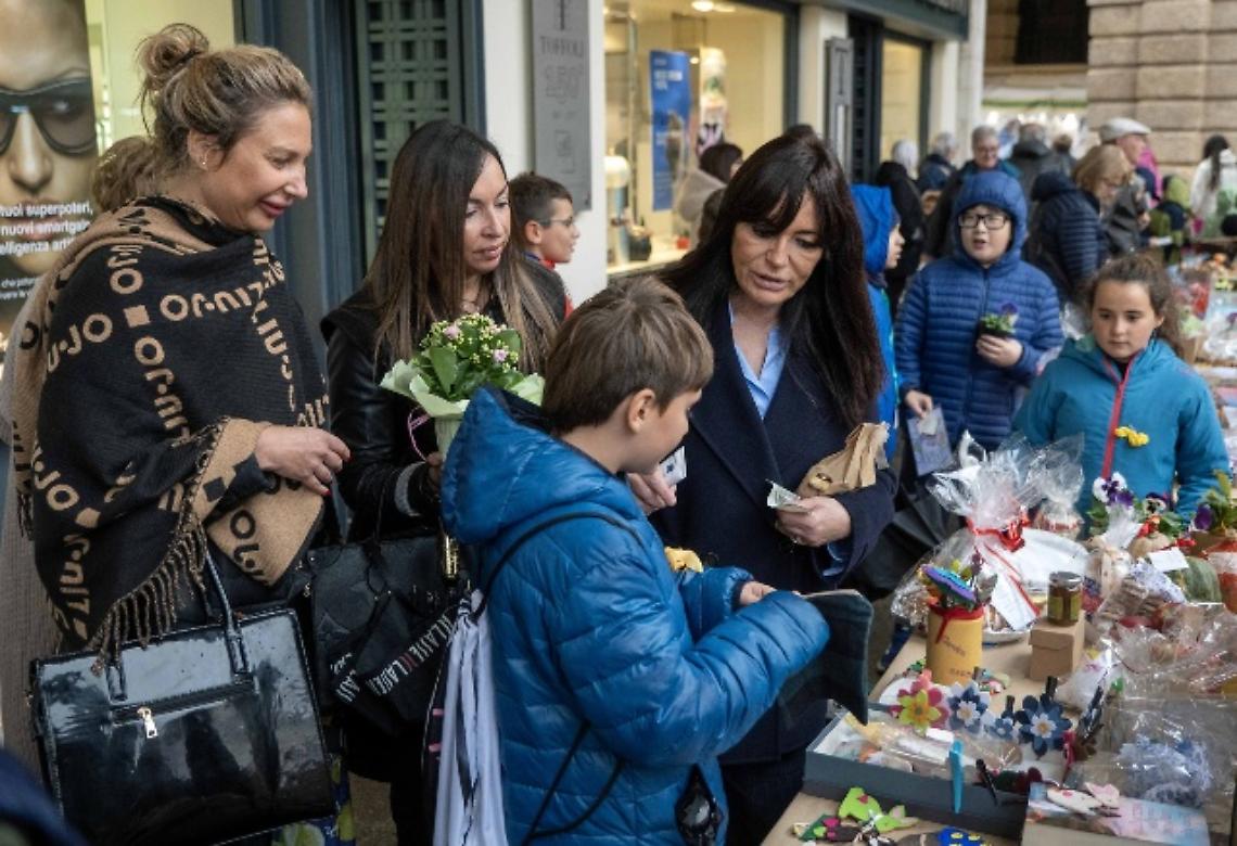 Rovigo, bambini in piazza per solidarietà: successo per il "Mercatino dei piccoli"