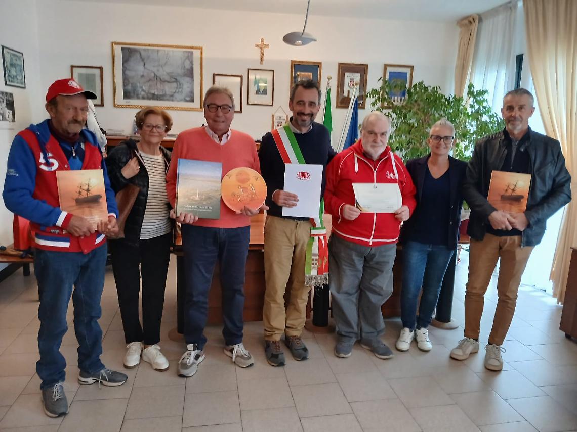 Gianfranco Marangon (con il maglione color salmone) festeggia l'anniversario con i colleghi volontari e il sindaco di Porto Tolle