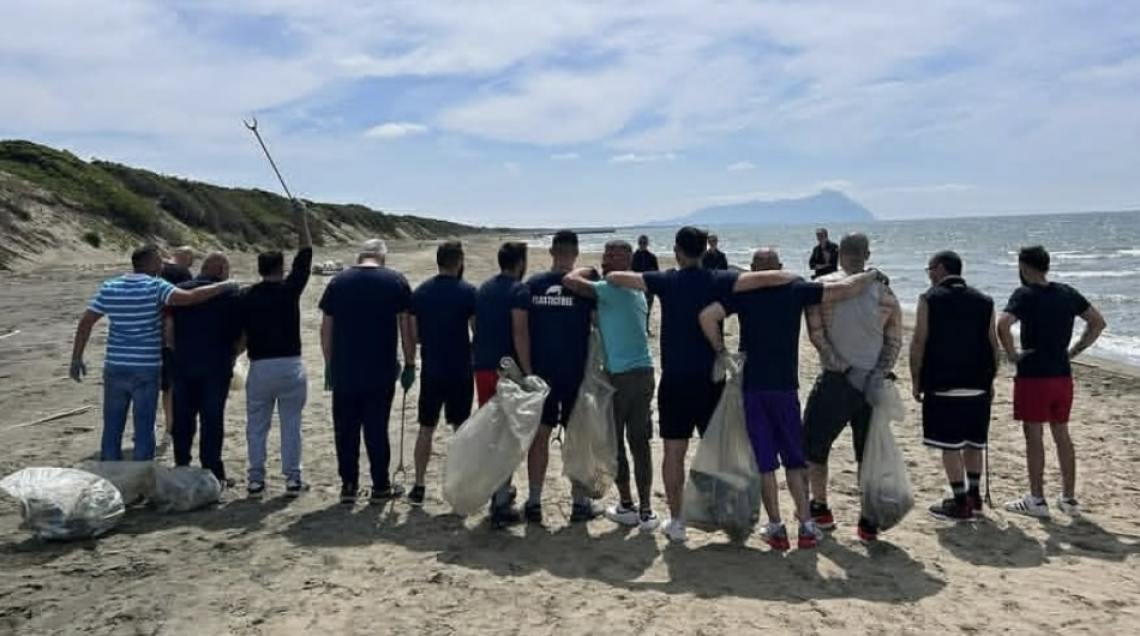 Padova: detenuti e volontari insieme per ripulire la città dalla plastica