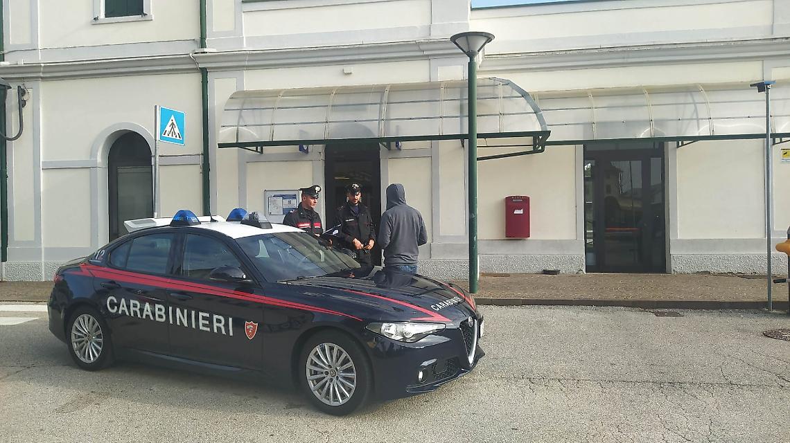 Vandali minorenni danneggiano i monitor della stazione di Montebelluna: sette denunciati