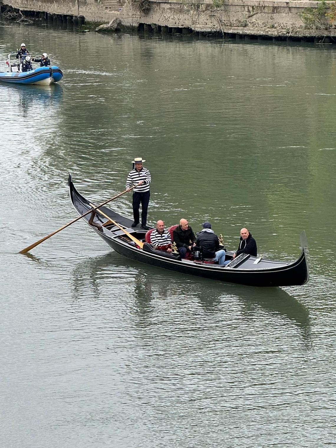 Per il Giubileo due gondole veneziane solcano il Tevere a Roma