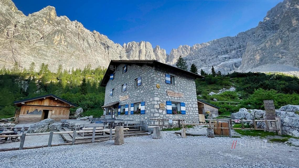 Il rifugio Vandelli ai piedi del Sorapis