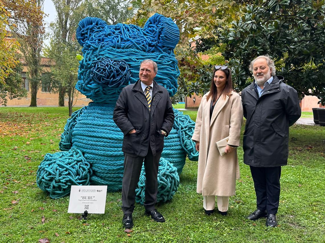 Foto dell'opera con l'artista, il sindaco di Venezia Luigi Brugnaro e l’amministratore unico della San Servolo Servizi, Simone Cason
