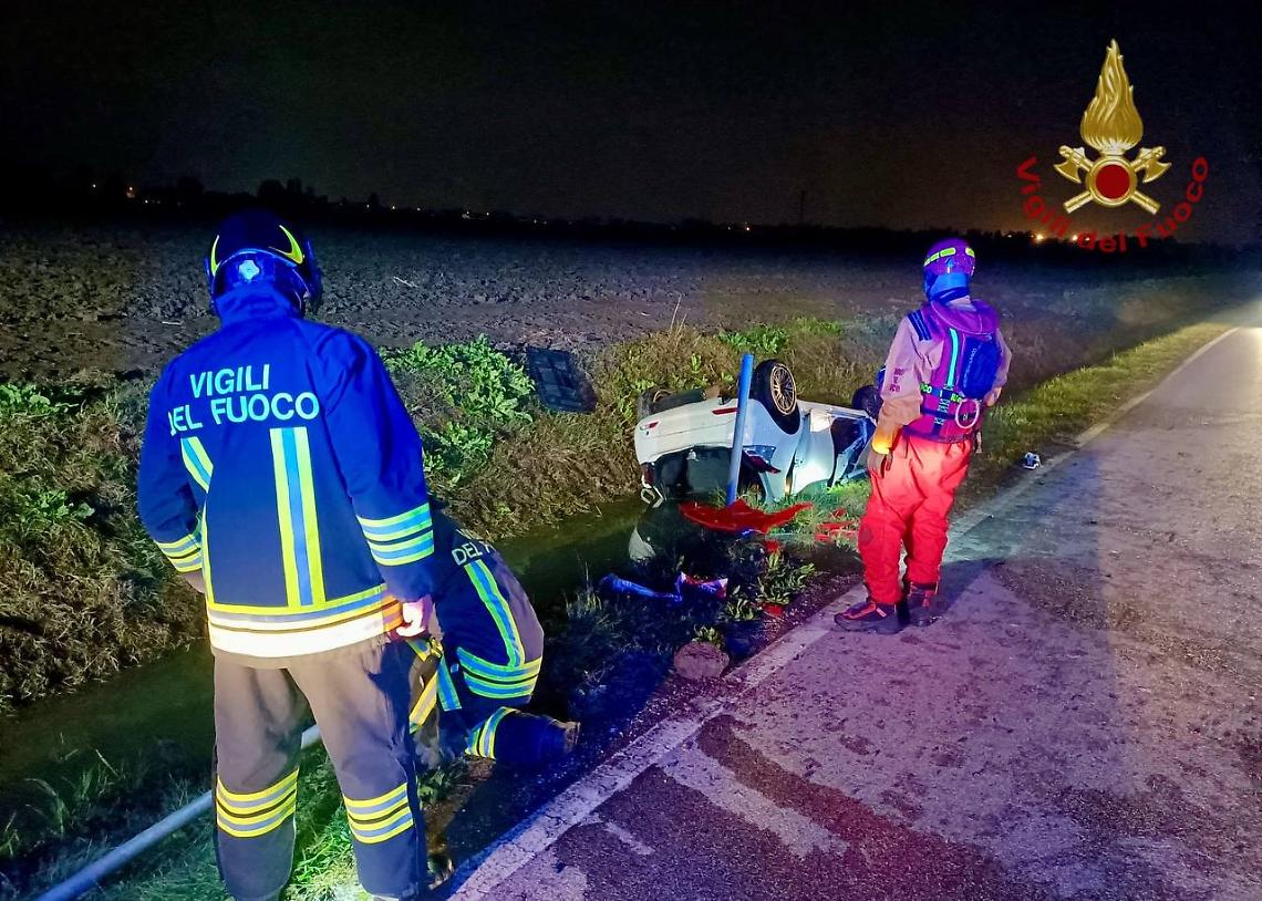Albignasego, auto finisce in un fosso: conducente estratto dai Vigili del fuoco