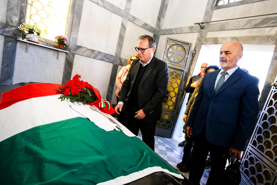 Manildo davanti alla tomba di Matteotti