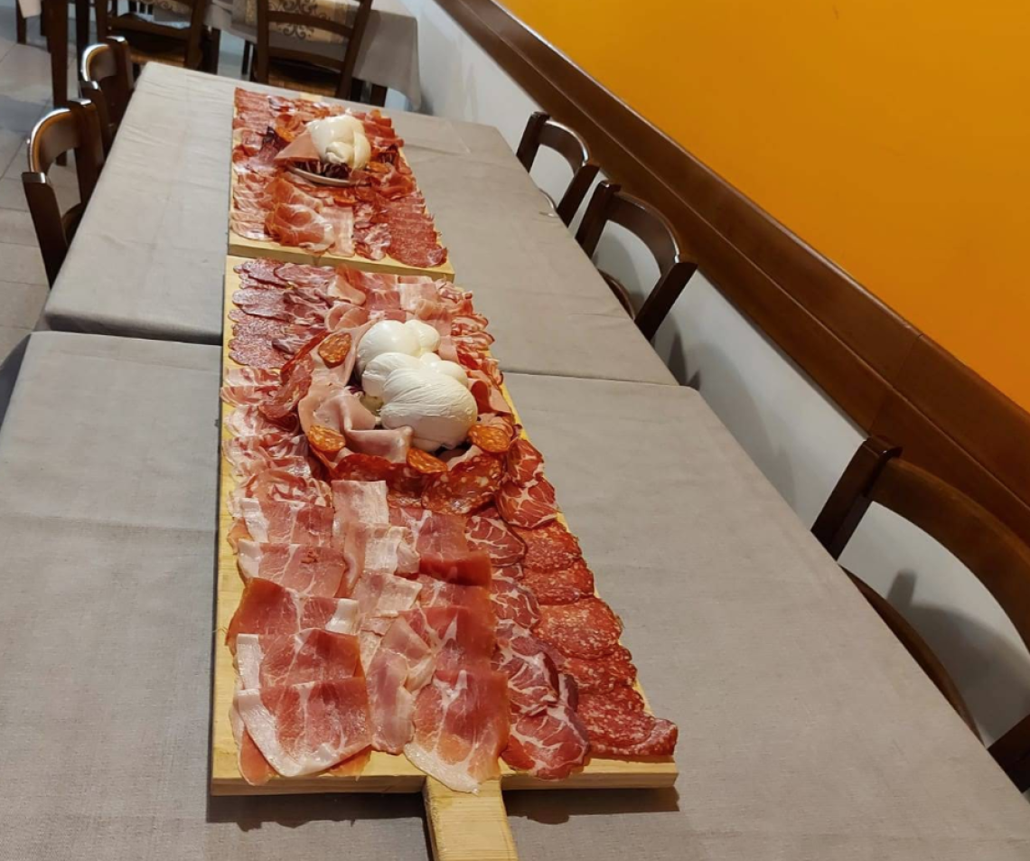 Un tagliere di affettati e mozzarella alla trattoria La Tavernetta di Mira