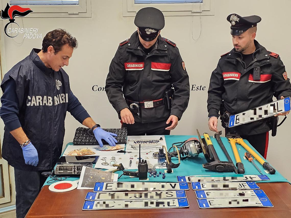 Fuga spericolata e scontro frontale con i Carabinieri: tre arrestati con gioielli e distintivi falsi