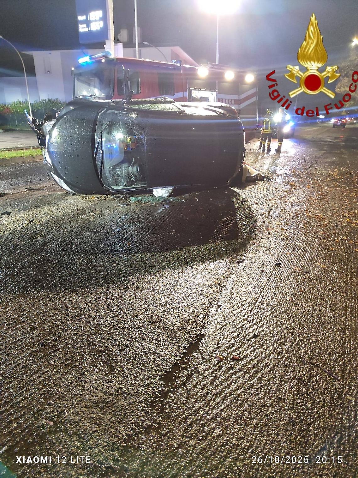 Conegliano, paura in via XXIV Maggio: auto si ribalta, donna ferita