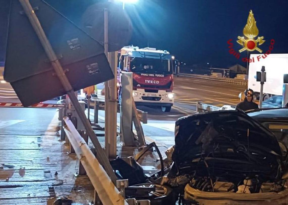 Tragedia all’uscita dell’autostrada di Mira: muore una donna in un incidente all’alba