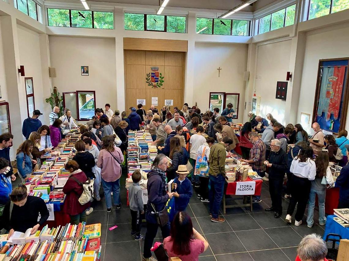Dieci anni e nuovi spazi: il mercatino del libro di Vigonza raddoppia e devolve 5.372 euro