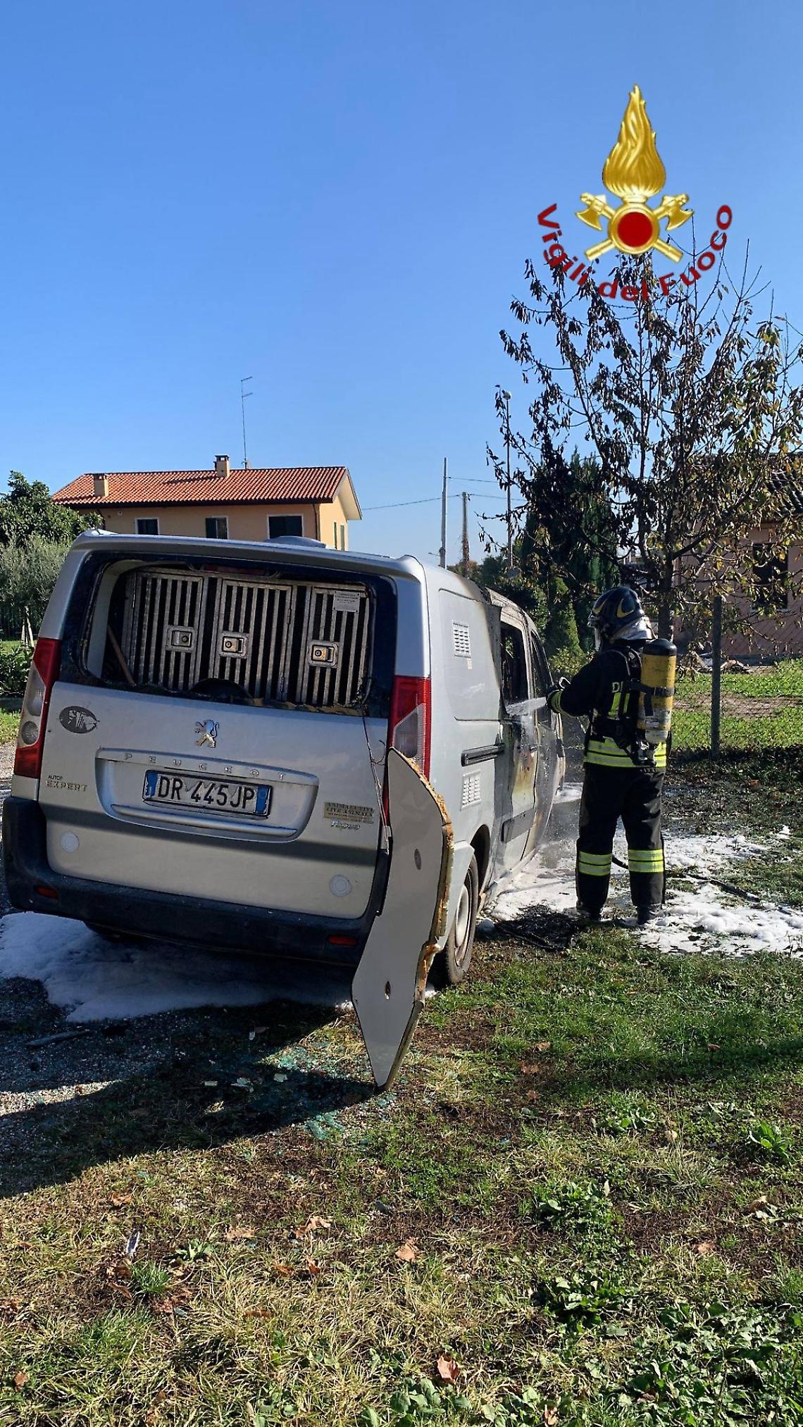 Furgone in fiamme a Susegana: intervento dei vigili del fuoco