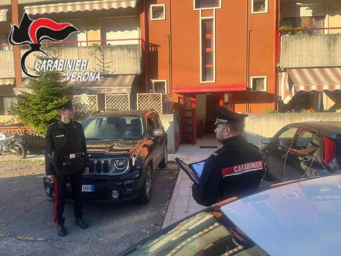 I carabinieri sotto la casa della vittima