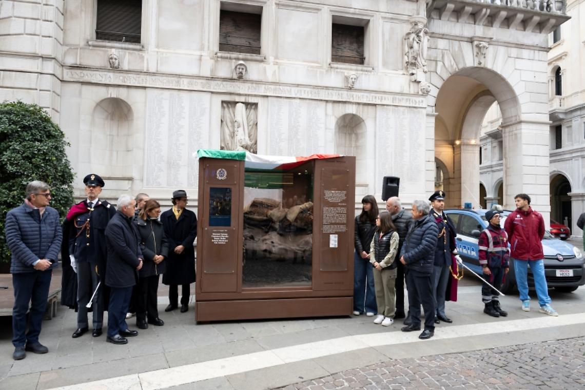 Foto dell'esposizione davanti al municipio