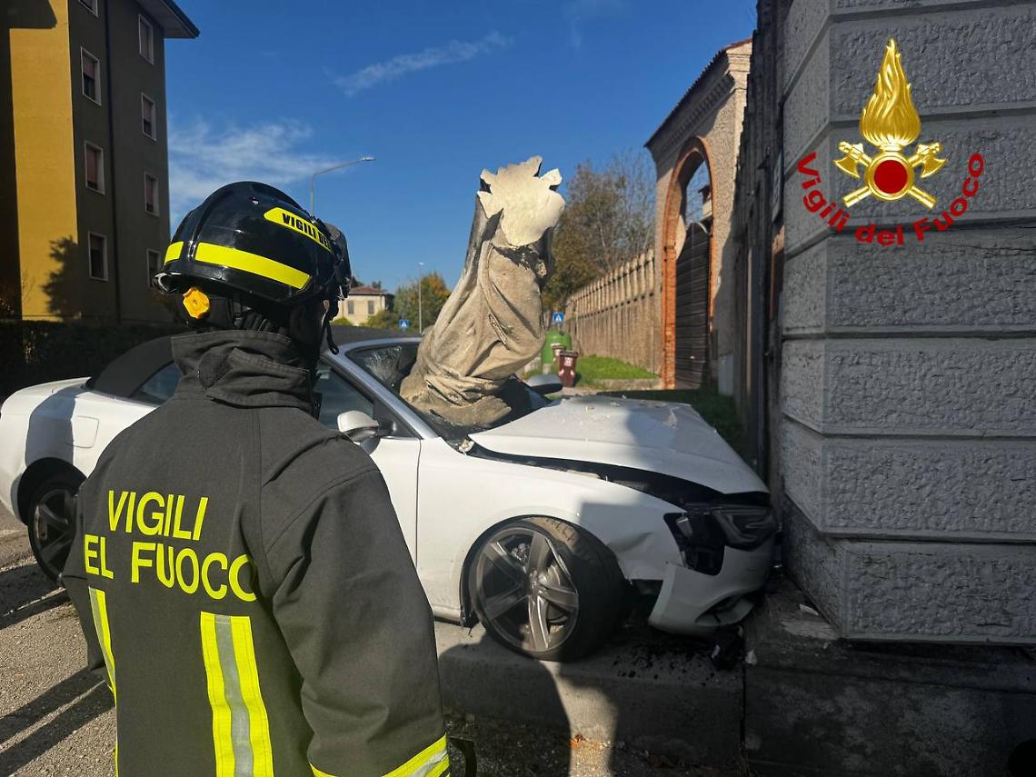 Auto fuori controllo si schianta contro il cancello di Villa Trissino: ferito il conducente