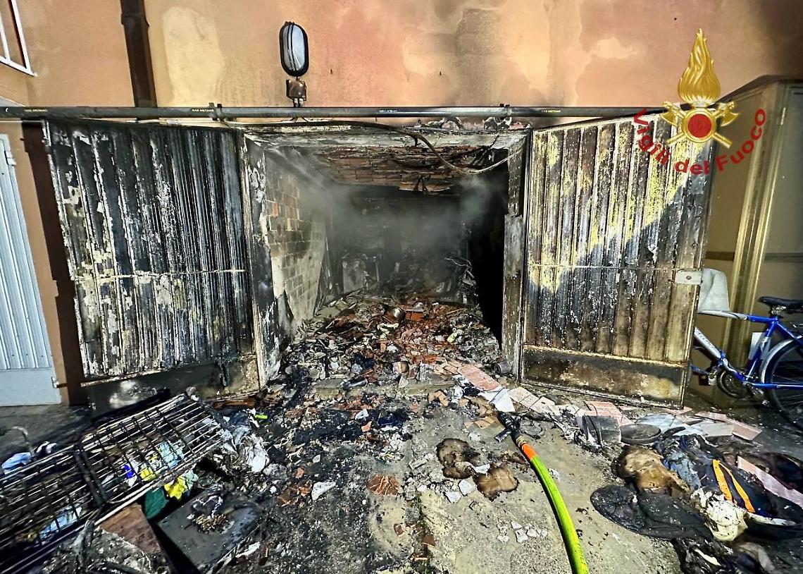 Paura a Padova: incendio in un garage, provvidenziale l’intervento dei Vigili del Fuoco