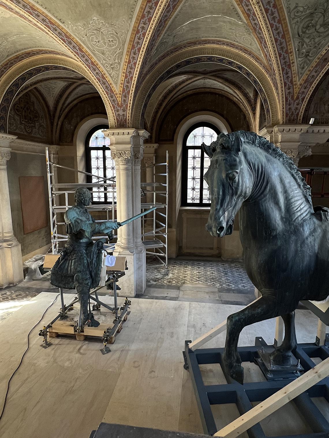 Storica "discesa" del Gattamelata: a Padova inizia il restauro dei bronzi di Donatello