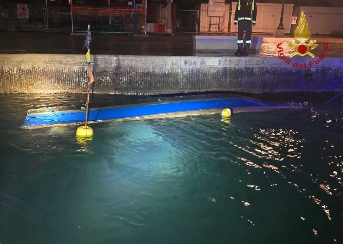 Notte drammatica a Venezia: tre pescatori salvati dopo l’affondamento dell’imbarcazione