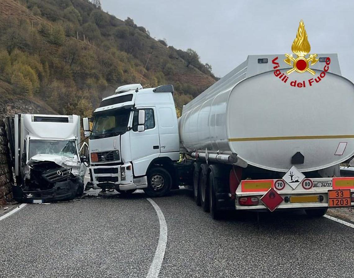 Cogollo del Cengio, scontro tra furgone e camion cisterna: un ferito