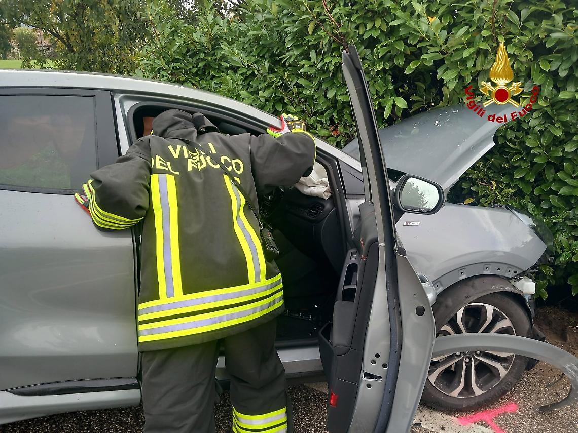 Schianto tra tre auto sulla SP89 ad Arzignano: una donna estratta dalle lamiere