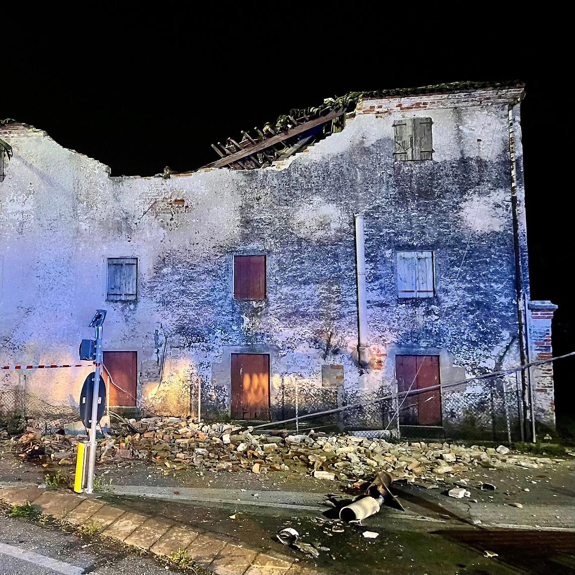 Crolla un edificio a Tombolo, via Sommavilla chiusa e traffico deviato: nessun ferito