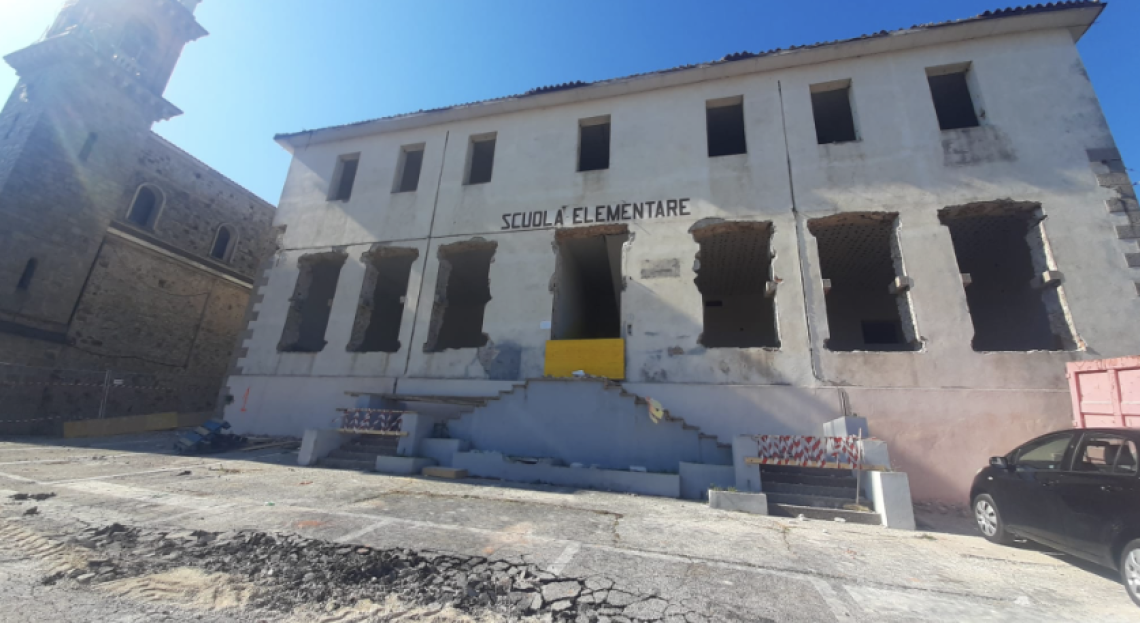 Turri Alta, al via la demolizione della scuola Don Milani: nasce il nuovo centro polifunzionale