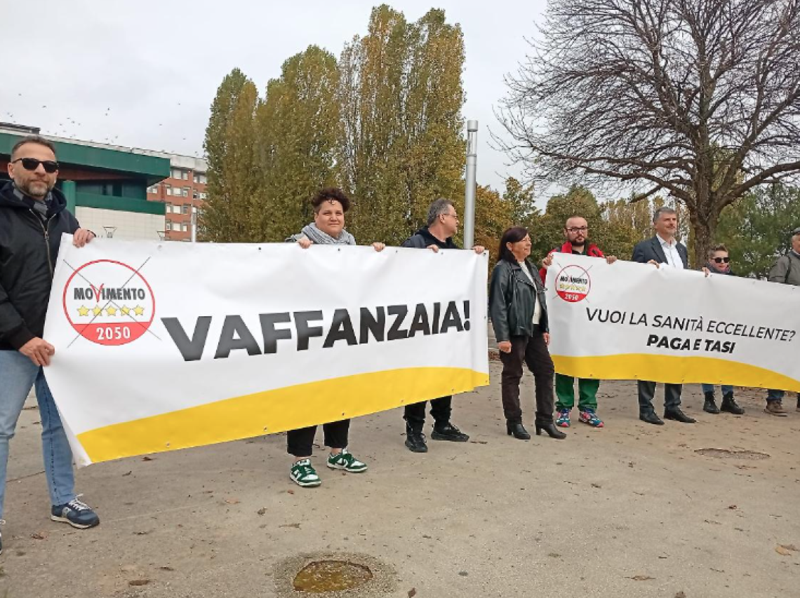 “Basta con il ‘paga e tasi’”: il Movimento 5 Stelle in piazza a Rovigo per difendere la sanità pubblica