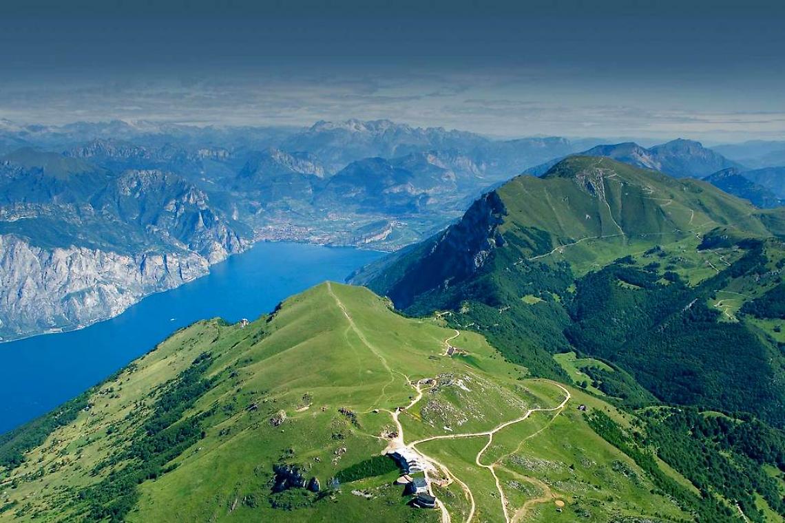 Il Monte Baldo con uno scorcio del Lago di Garda