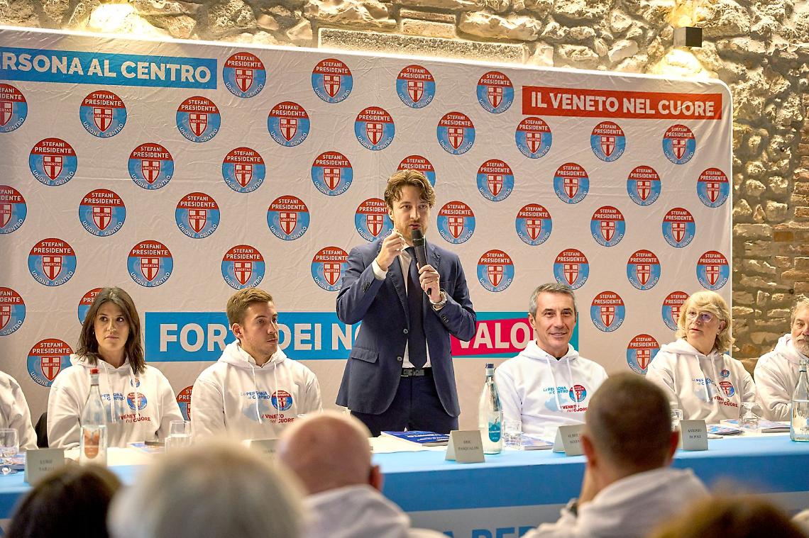 Alberto Stefani durante il comizio a Padova Ovest