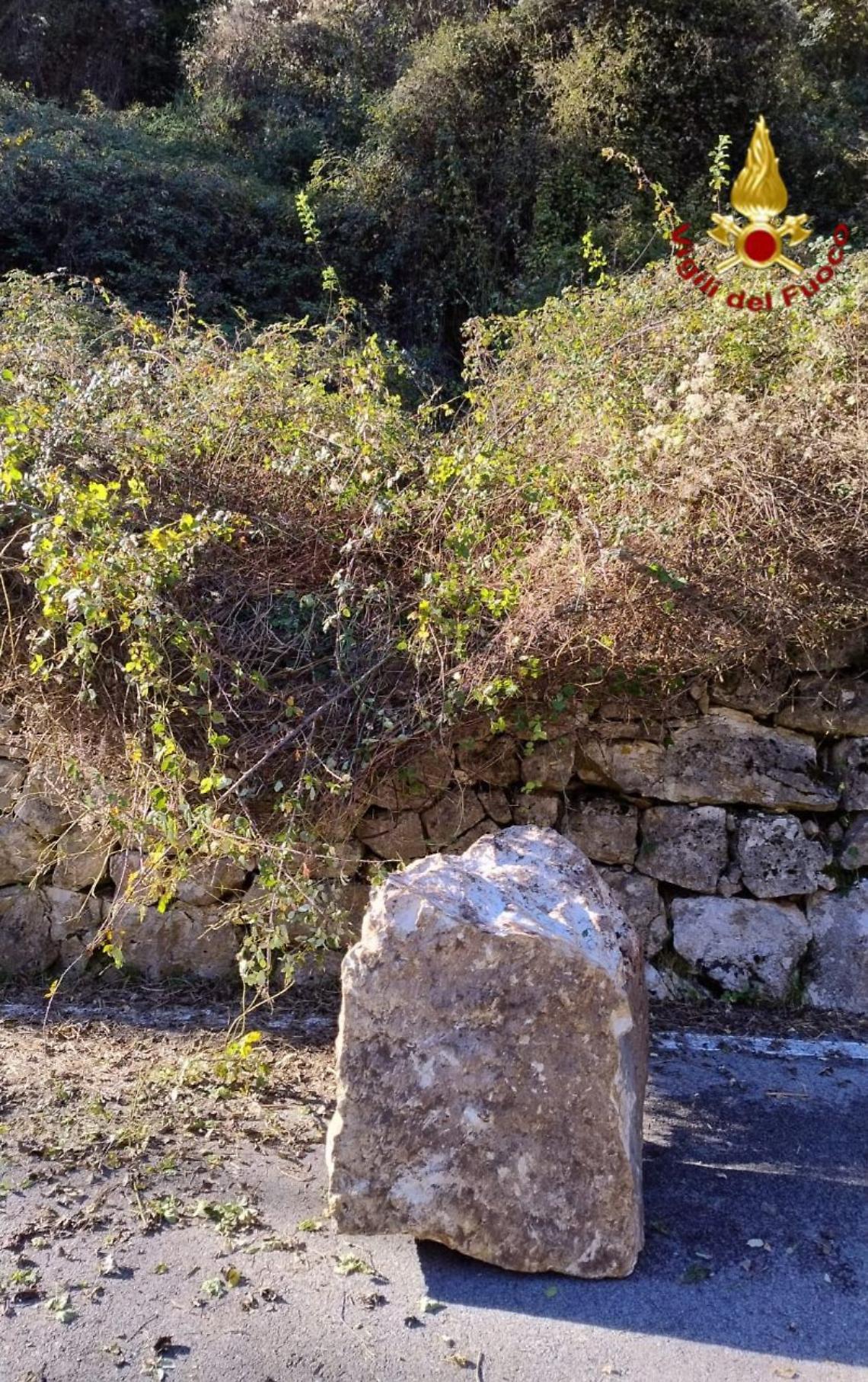 Valbrenta, masso precipita sulla strada: intervengono i Vigili del Fuoco