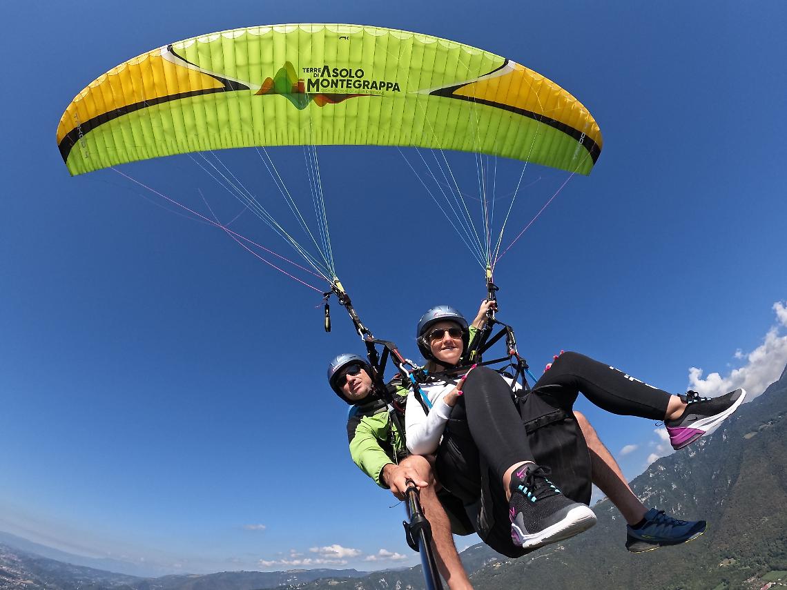 Un giro in parapendio sul Monte Grappa