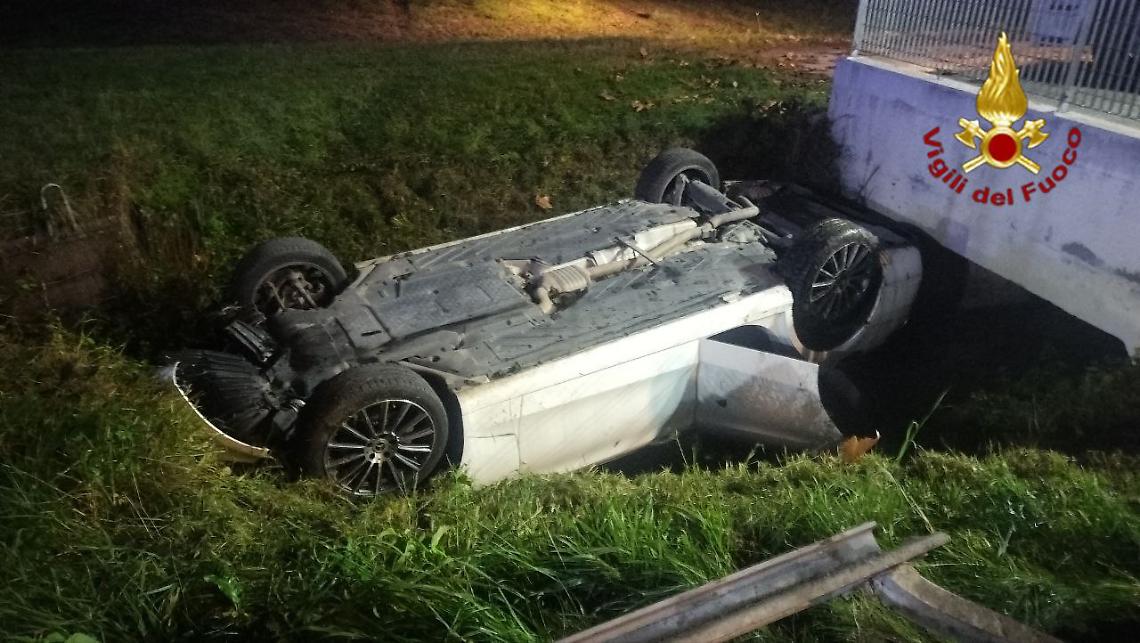 Bolzano Vicentino, auto finisce nel fossato: paura per un uomo salvato dai Vigili del Fuoco