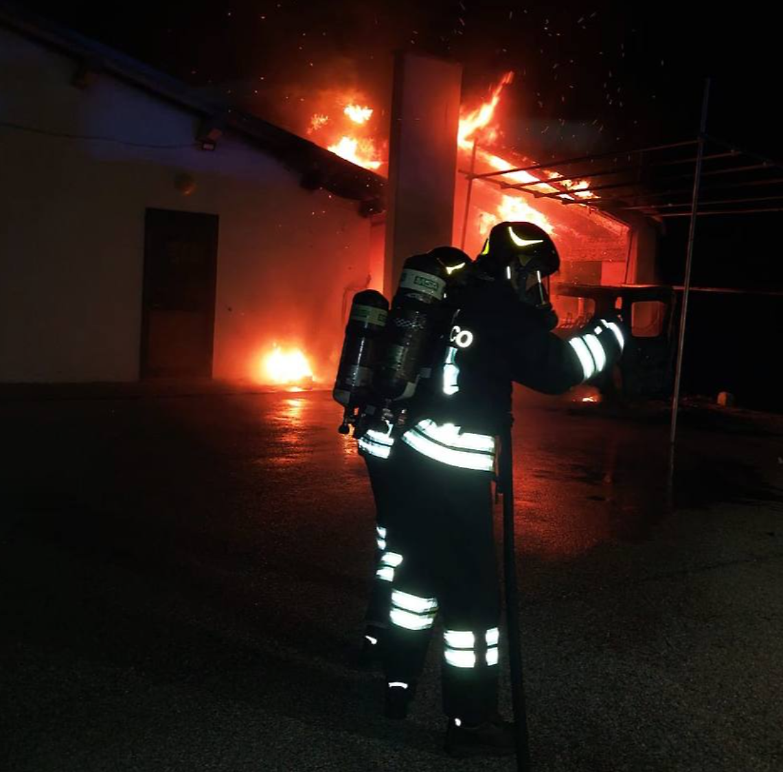 Fastro, pulmino avvolto dalle fiamme sotto una tettoia: intervento dei Vigili del Fuoco