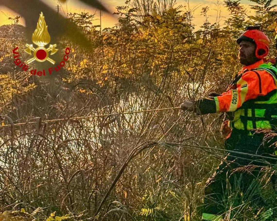 Barca incagliata nelle chiuse del Brenta: intervento dei Vigili del Fuoco a Noventa Padovana