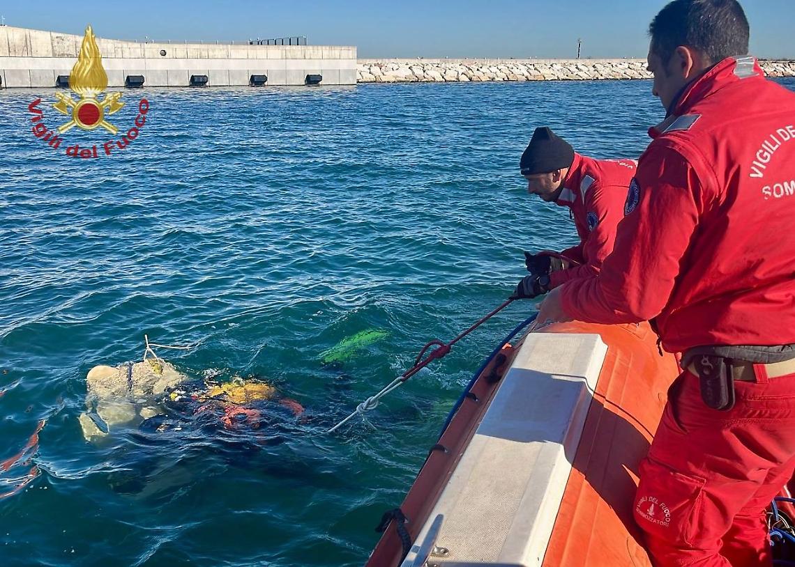 Il recupero del natante affondato