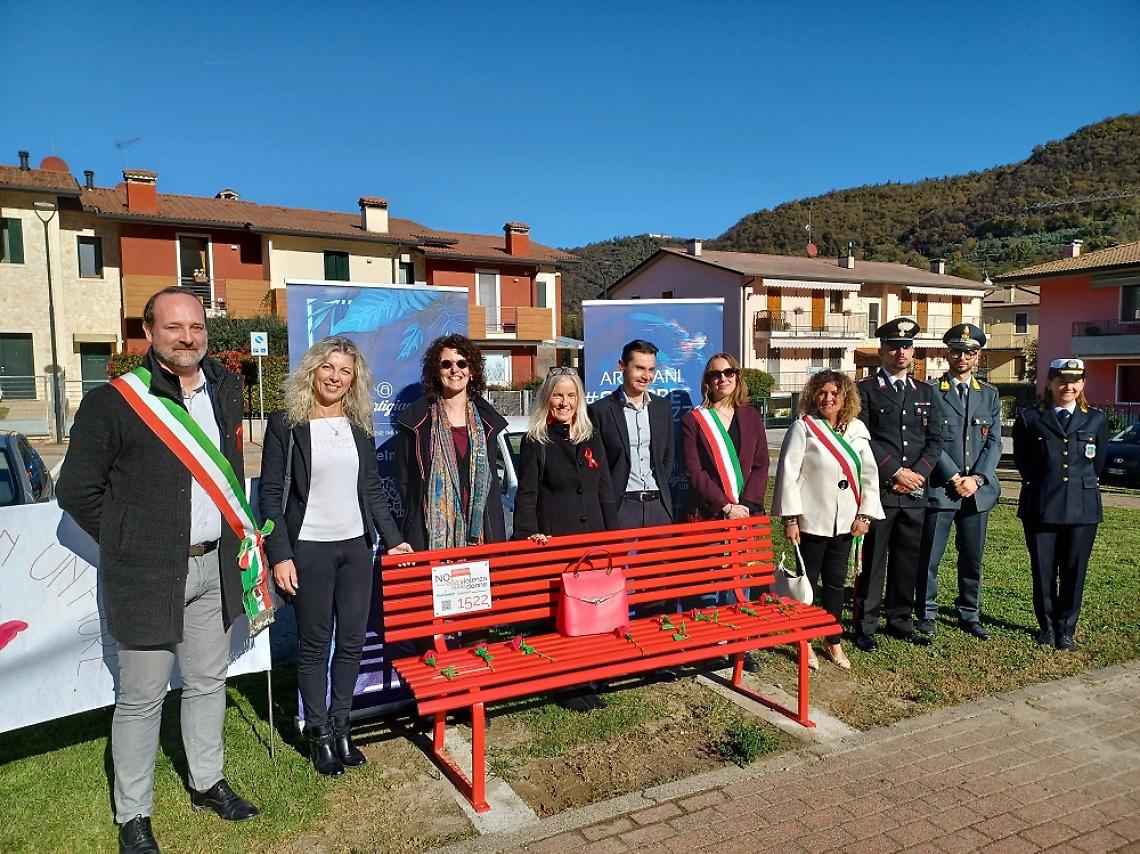 Foto dell'inaugurazione della panchina