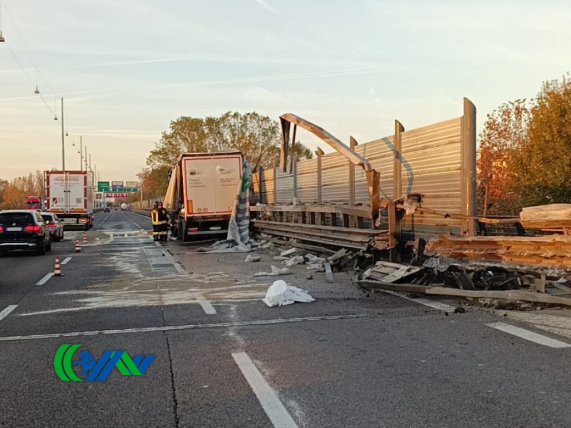 Tir si schianta contro le barriere sulla Tangenziale di Mestre: traffico in tilt