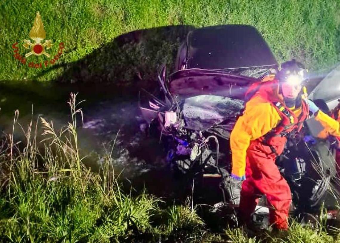 Paura a Carmignano di Brenta: scontro frontale in via Cerato, auto nel fossato e due feriti