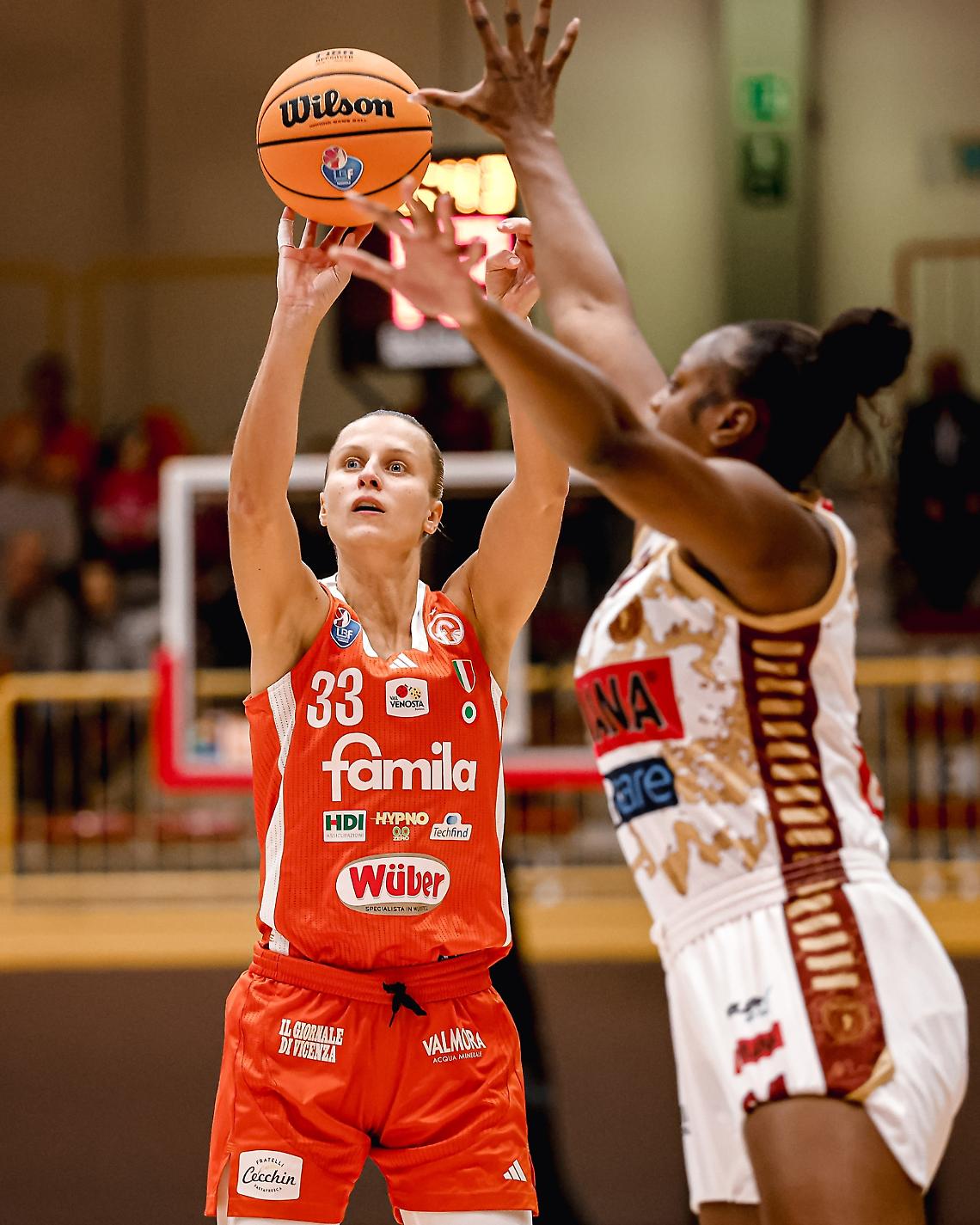Schio vince il classico del basket femminile: Famila-Reyer finisce 68-54