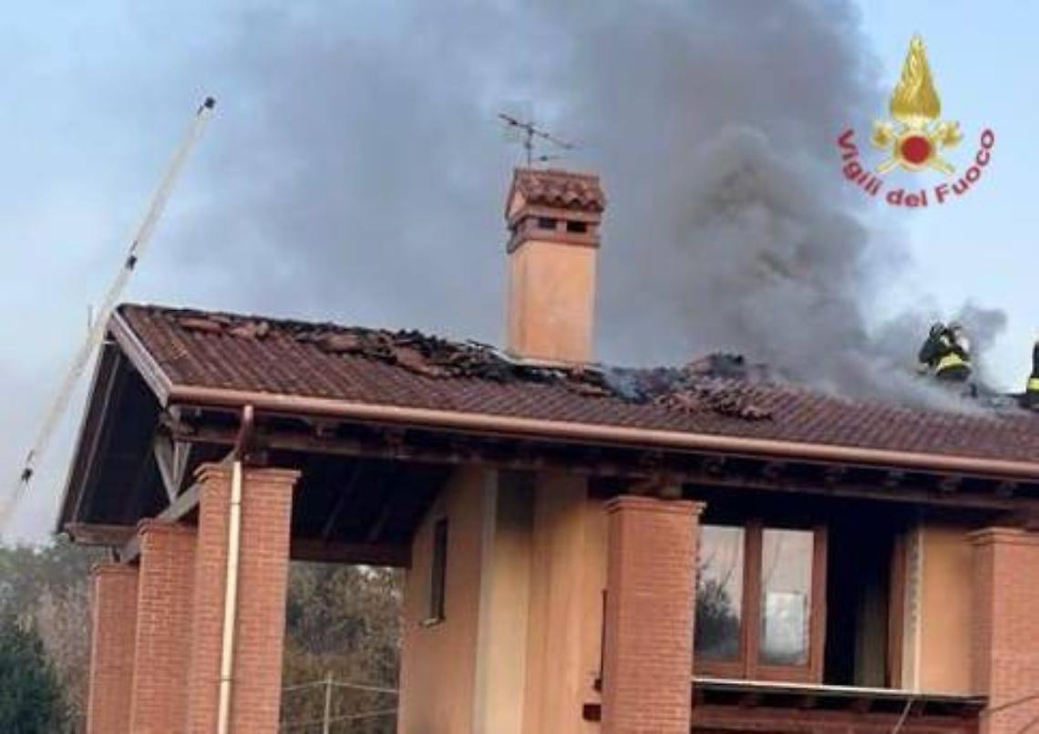 Fiamme sul tetto di una villetta a Campolongo Maggiore: intervento tempestivo dei Vigili del fuoco