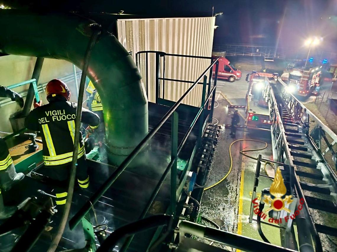 Fiamme in una cartiera di Zevio: intervento dei Vigili del Fuoco