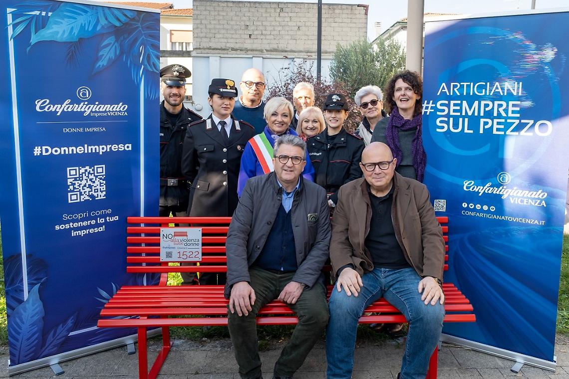 Montecchio Maggiore inaugura una nuova panchina rossa contro la violenza sulle donne