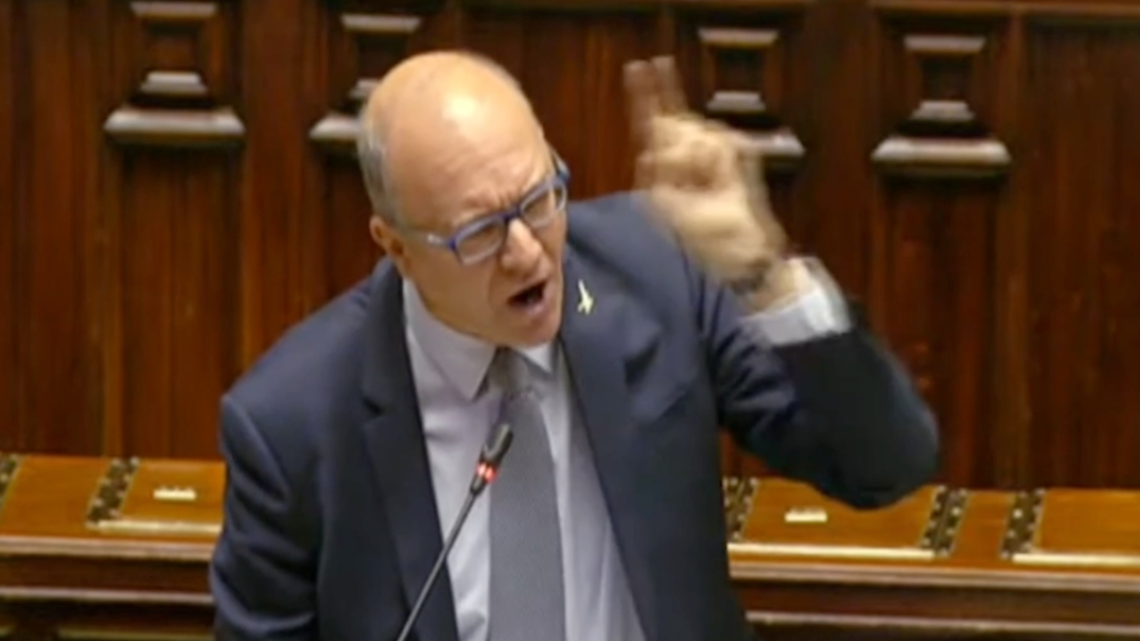 Valditara urla alla camera