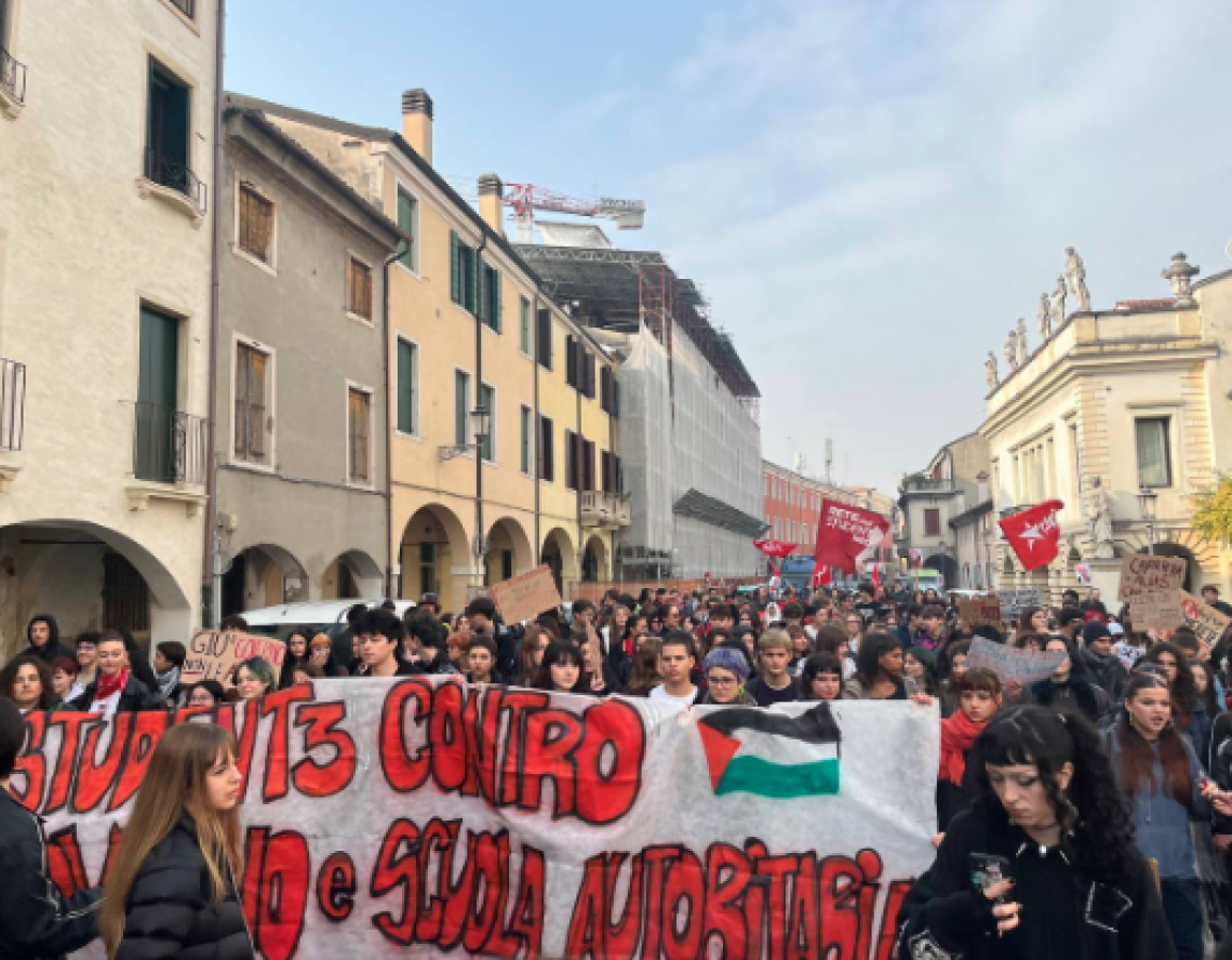 Padova in piazza: 500 studenti uniti contro le politiche scolastiche del governo