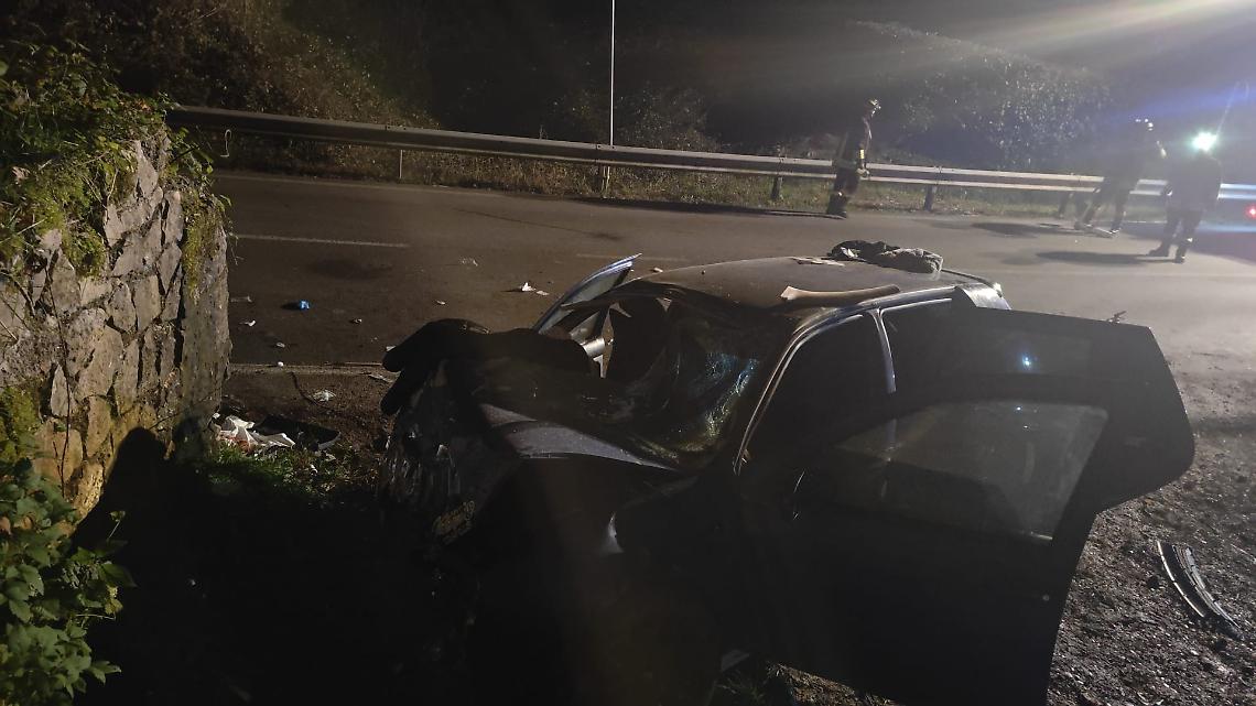 Forte schianto nella notte a Castelcucco: tre ventenni in gravi condizioni